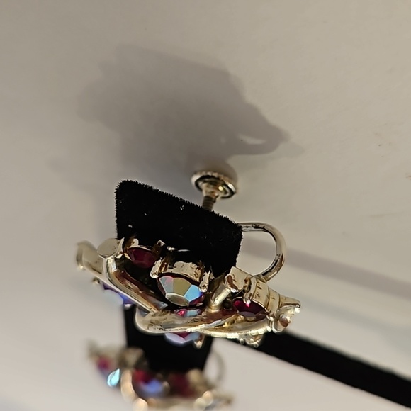 STAR Vintage Red AB Rhinstones on Silvertone Screw-On Earrings - Picture 3 of 6